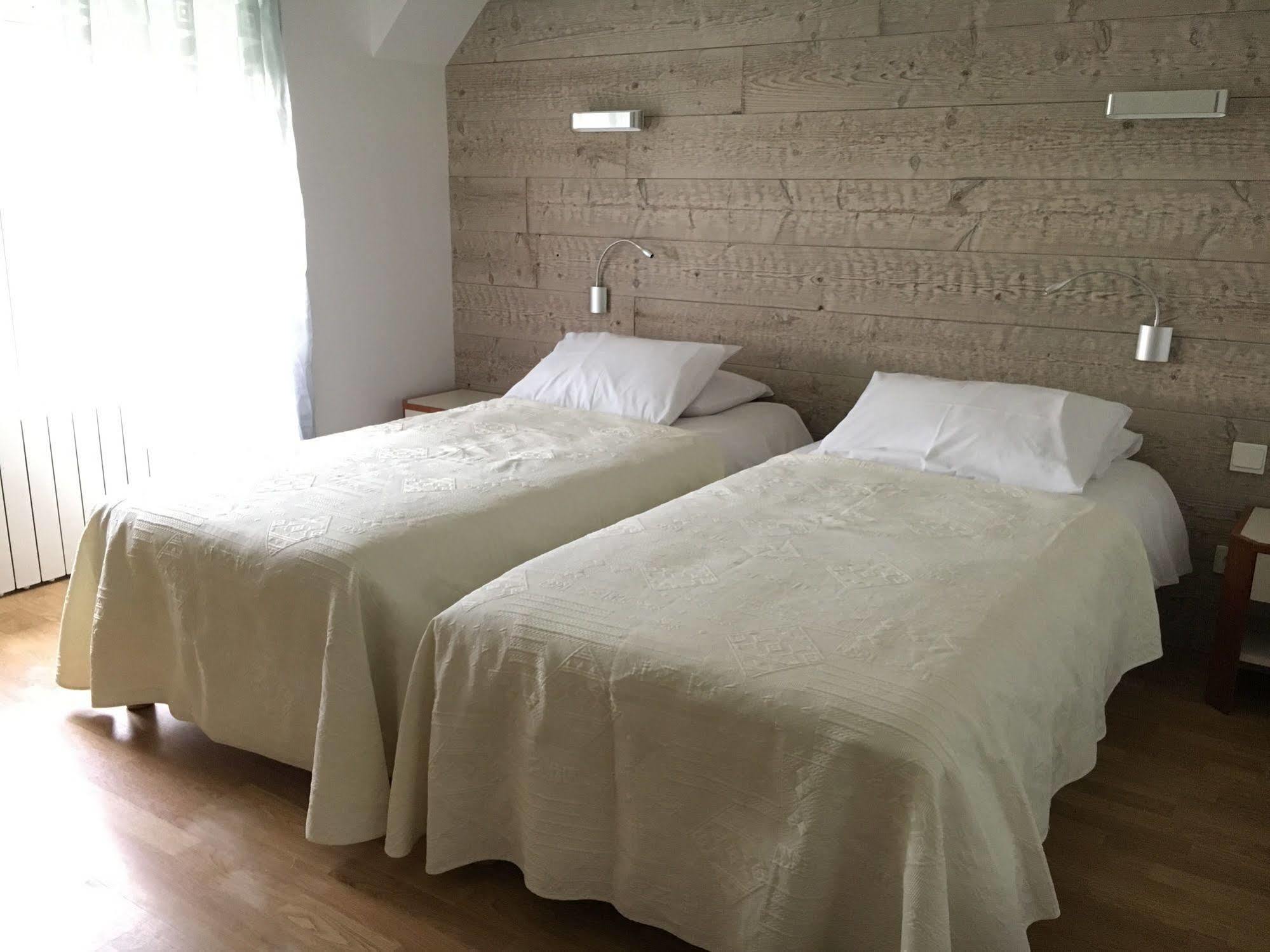 Logis Hotel "Ici M'Aime" Rouvray  Bagian luar foto
