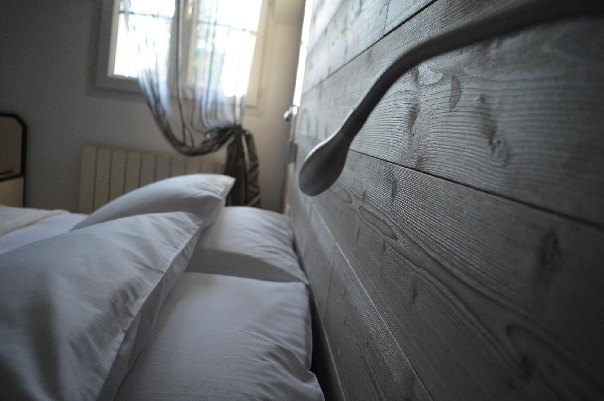 Logis Hotel "Ici M'Aime" Rouvray  Bagian luar foto