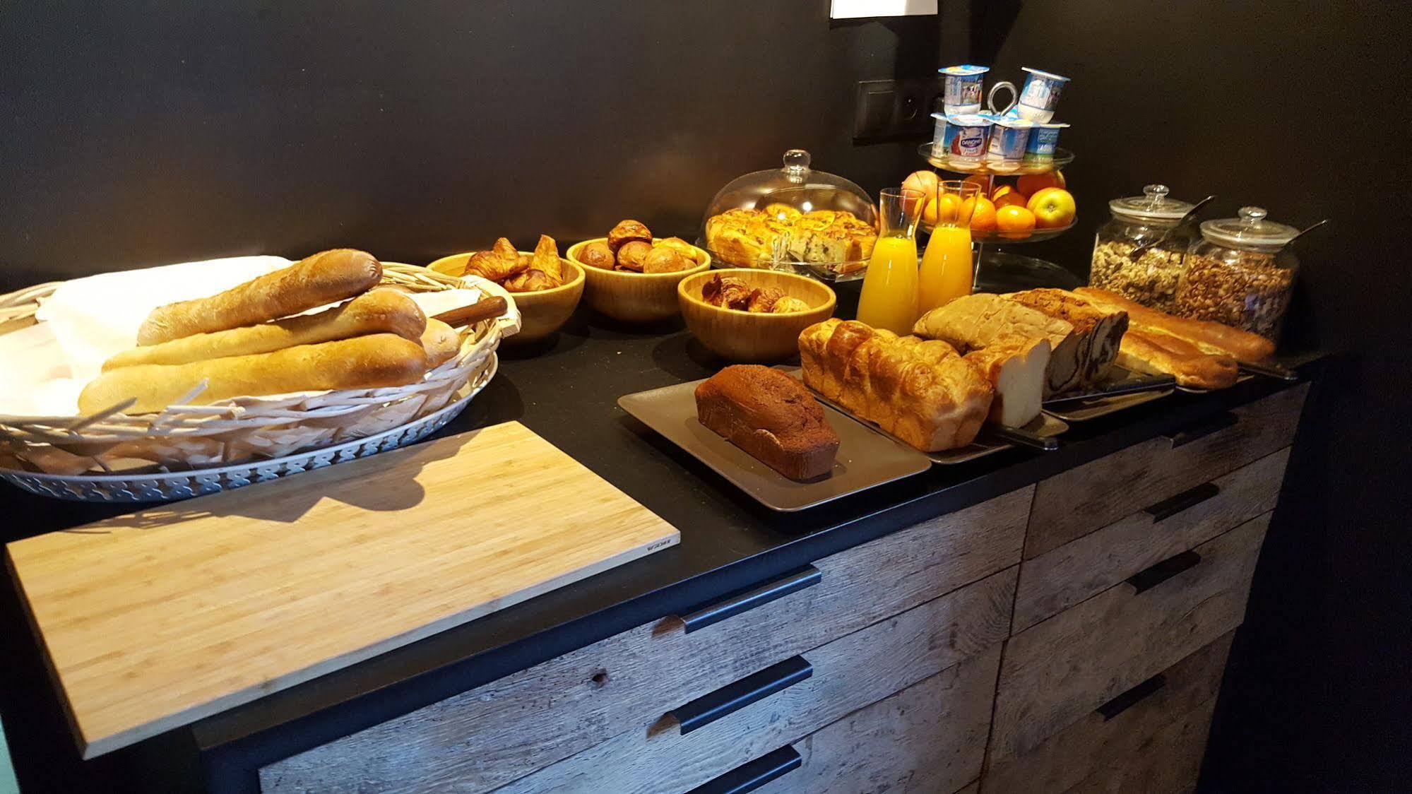 Logis Hotel "Ici M'Aime" Rouvray  Bagian luar foto